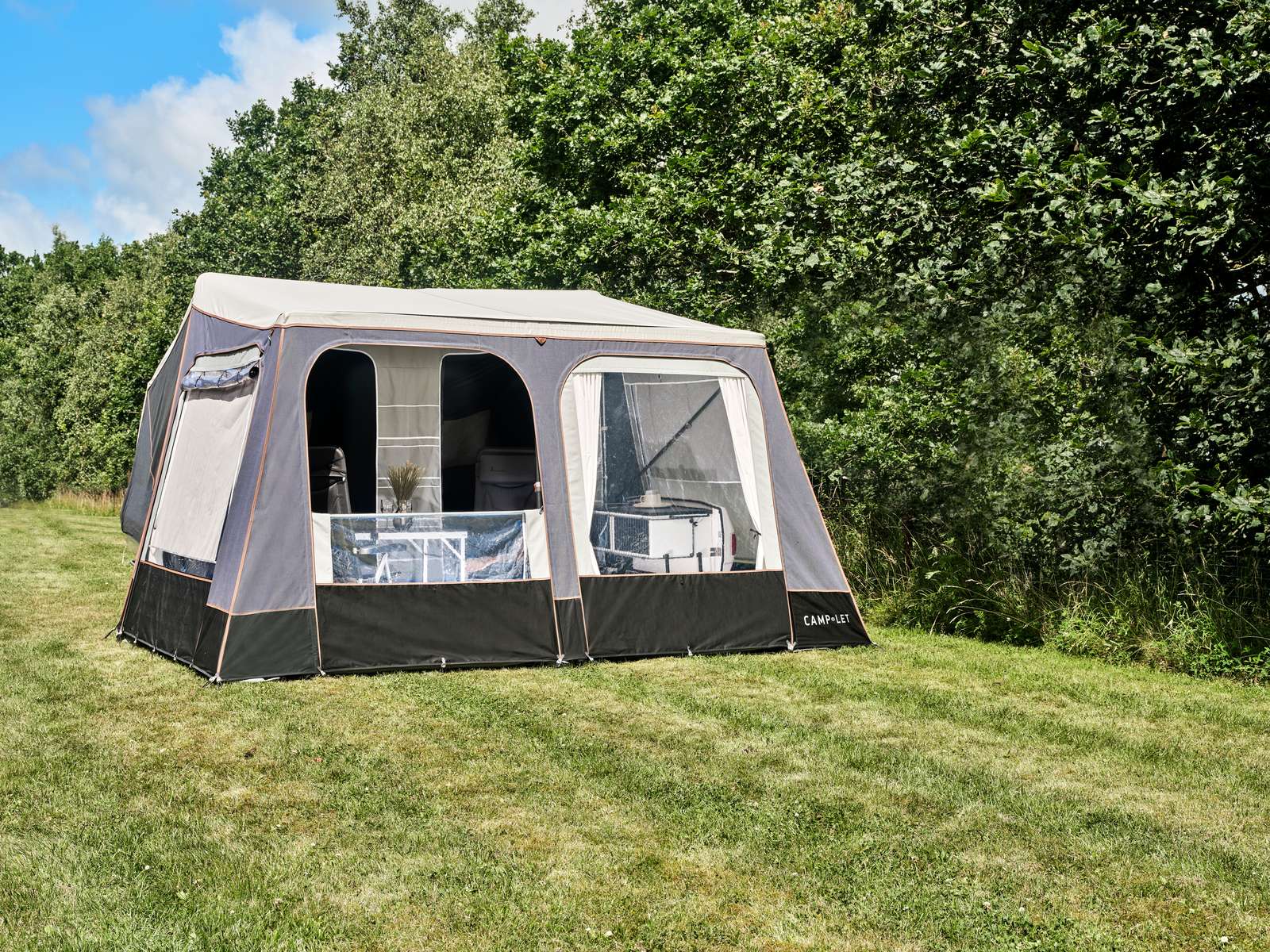 CAMP-LET NORTH 2-6 personer - 18 m2   I Isabellas Camp-let North er der plads til hele familien. Det rummelige opholdsrum og de ventilerede sovekabiner med sovepladser til 4 personer.